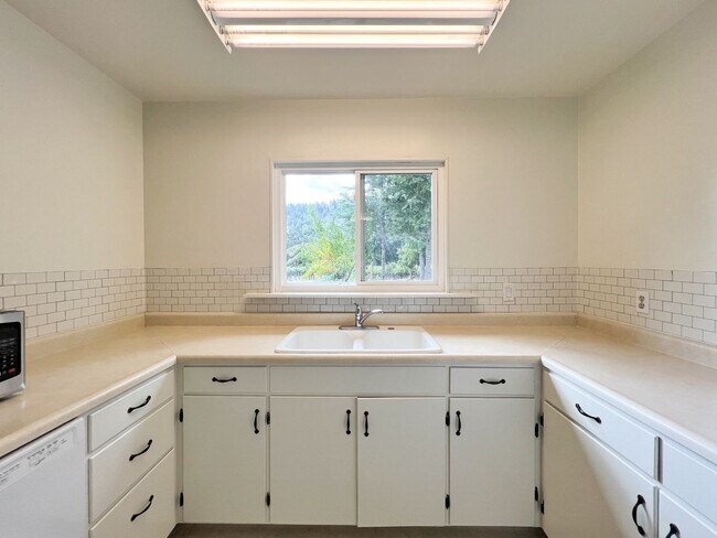 Building Photo - Three Bedroom St. Helena Home with Stunnin...