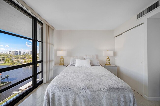 Building Photo - 2017 S Ocean Dr