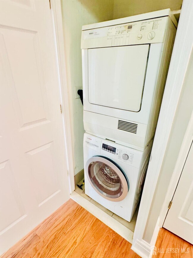 Building Photo - 1 Spring St