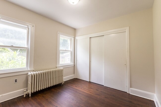 Building Photo - Spacious 3-bedroom, 2-bathroom (Full House...