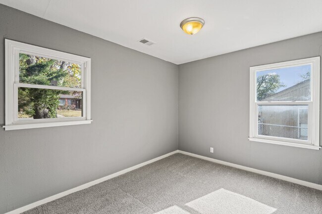 Building Photo - Welcome home to this cozy and fully updated 3-bedroom, 1-bath rental in Kansas City, KS!  1st mon...