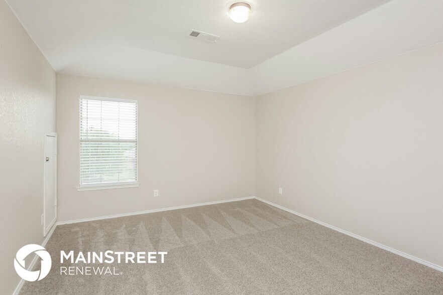 Building Photo - 533 Crown Oaks Dr