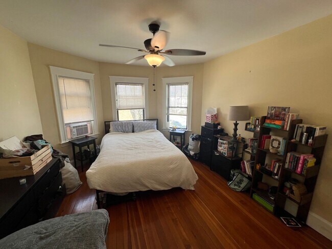 Building Photo - 9/1 Renovated 4BR/2BA with laundry in unit, AC near Porter/Harvard!