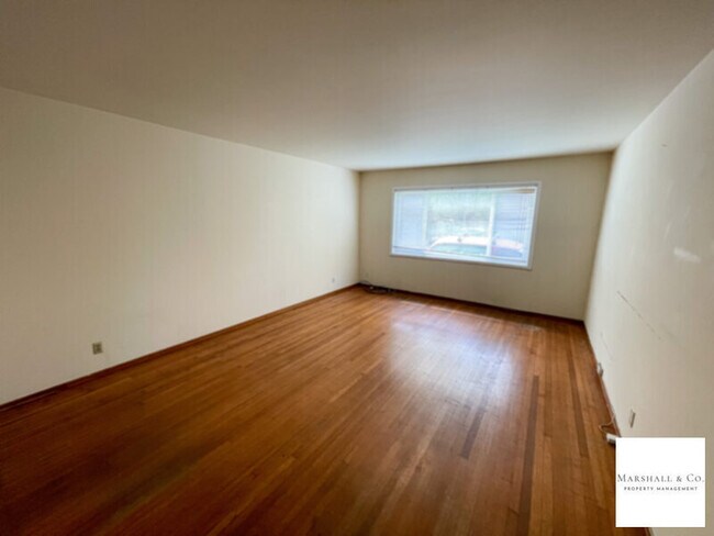 Building Photo - NEW LISTING! Walk 1 Block To Downtown! Sec. Deposit lowered! LG. 1 BR/1BA, Hdwd Flrs,Big Walk-In Clo