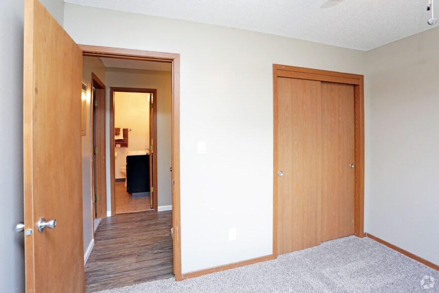 Bedroom - Woodland Place Apartments