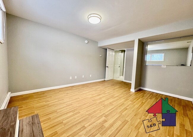 Building Photo - Modern 3 Bedroom 2.5 Bathroom Shelburne Apartment!