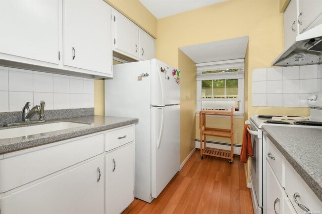 Building Photo - 451 Village Dr