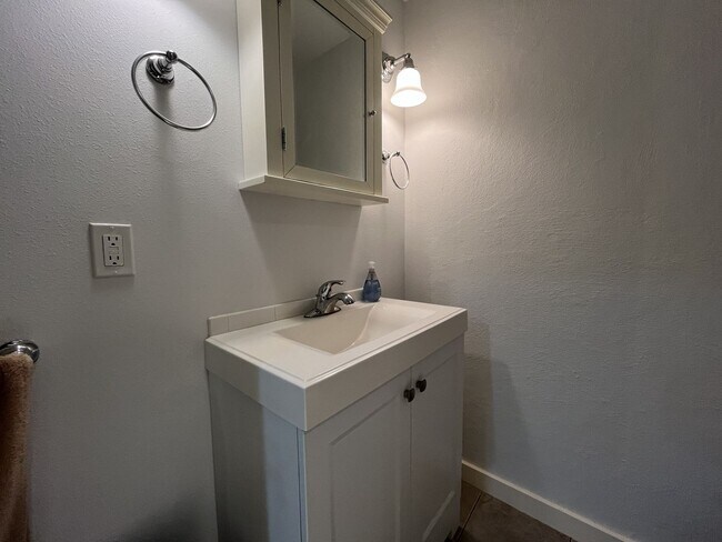 Building Photo - Charming Portland Retreat with Lush Garden, Forest Backdrop & Stylish Updates — Steps to OHSU