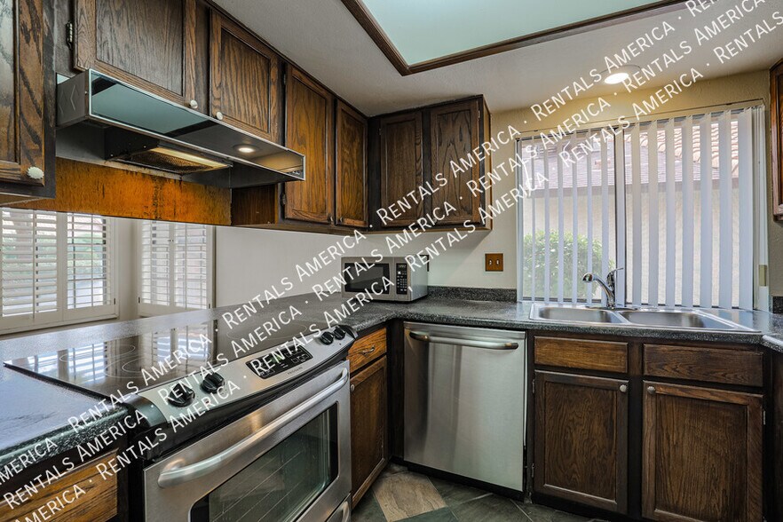Building Photo - 2160 S Catarina-