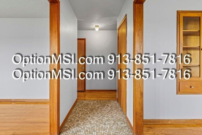 Building Photo - Spacious and move in ready!