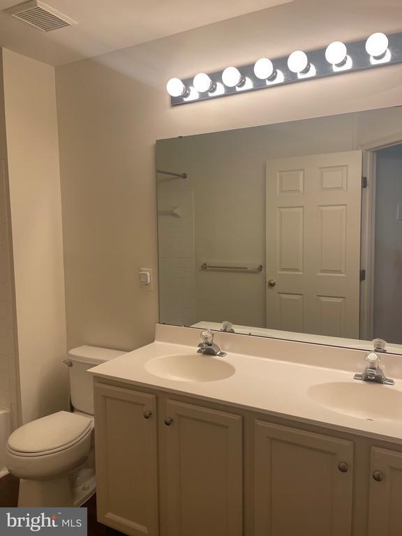 Building Photo - 5 Bridle Ct