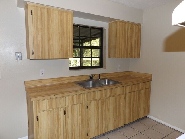 Building Photo - 3 Bedroom 1 bath Call Carole Arcaro Delton...