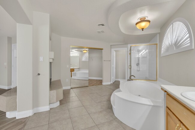 Building Photo - LUXORY 5 BEDROOM 3 1/2 BATH HOME LOCATED I...