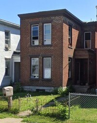 Building Photo - 3 bed 1 bath with great space just refurbi...