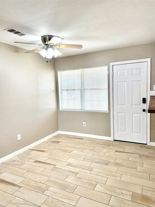 Building Photo - 7225 Hummingbird Ln