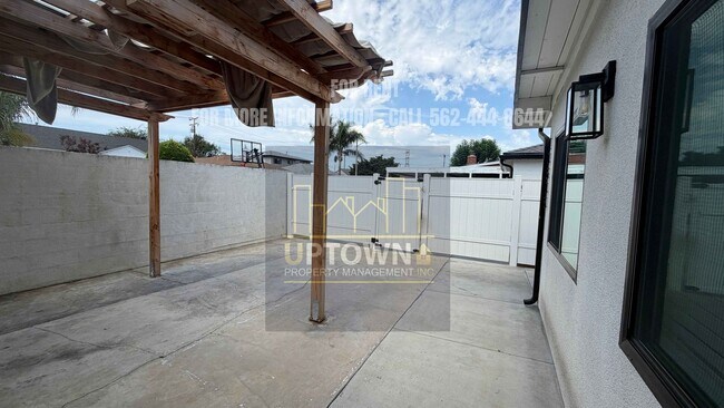 Building Photo - 8535 Bradwell Ave