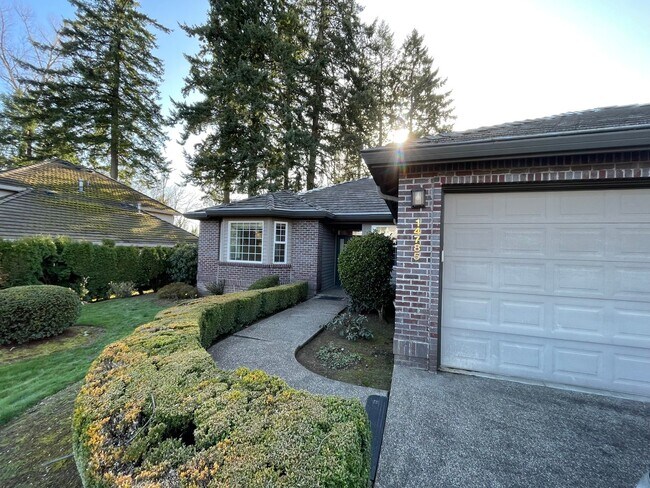 Building Photo - Clackamas Ranch 3 bedroom 2 bathroom - W/D...