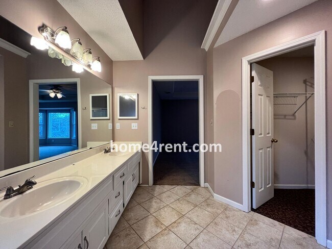 Building Photo - Beautiful Four Bedroom Home in Blue Valley...