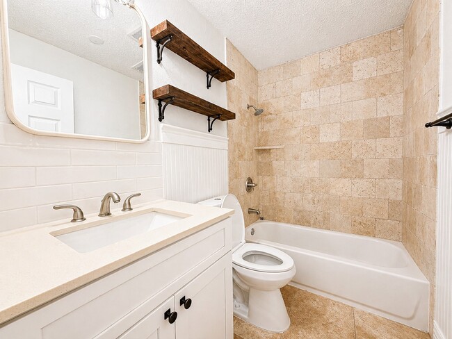 Building Photo - 7 Carol Ct