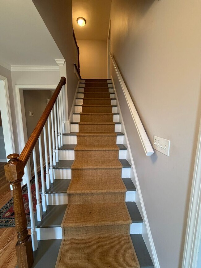 Building Photo - Beautiful East Side Home
