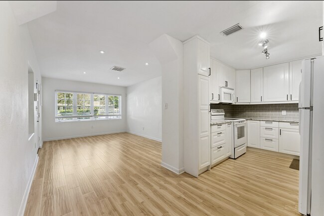 Building Photo - 447 N Phelps Ave