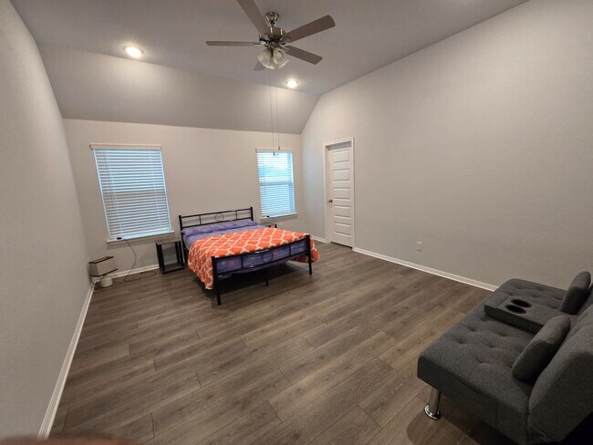 Building Photo - Gorgeous First Time Rental, 4 bed, 3 full bath in highly desirable Hills of Bear Creek