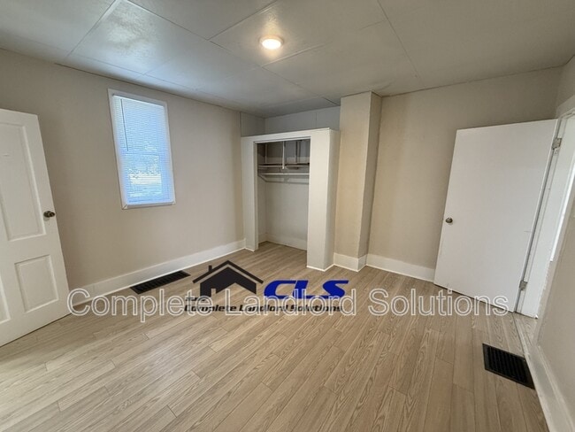 Building Photo - 2132 Blaine Ave