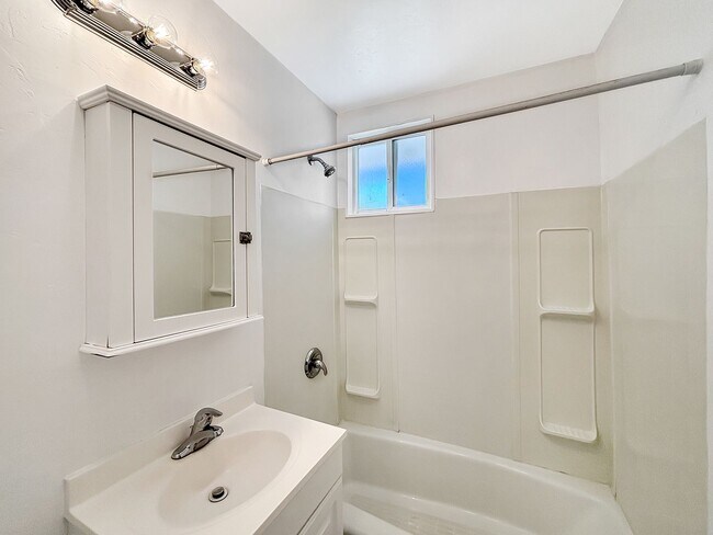 Building Photo - Beautiful 4BD/3BA House in Clairemont W/ A...