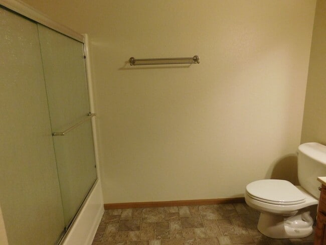 Building Photo - Charming 3 Bed, 2 Bath Townhome with Single-Car Garage