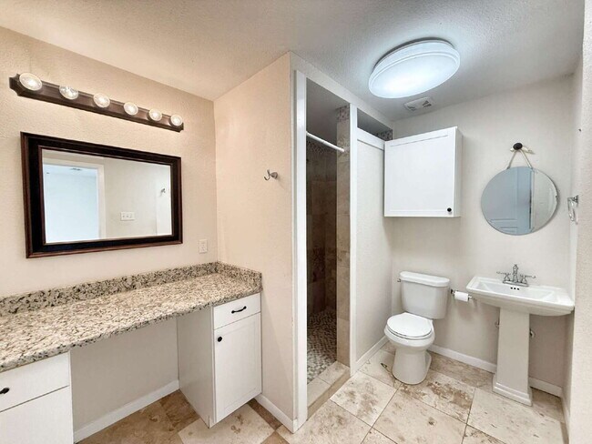 Building Photo - Charming 3-Bedroom Home with Spacious Layo...