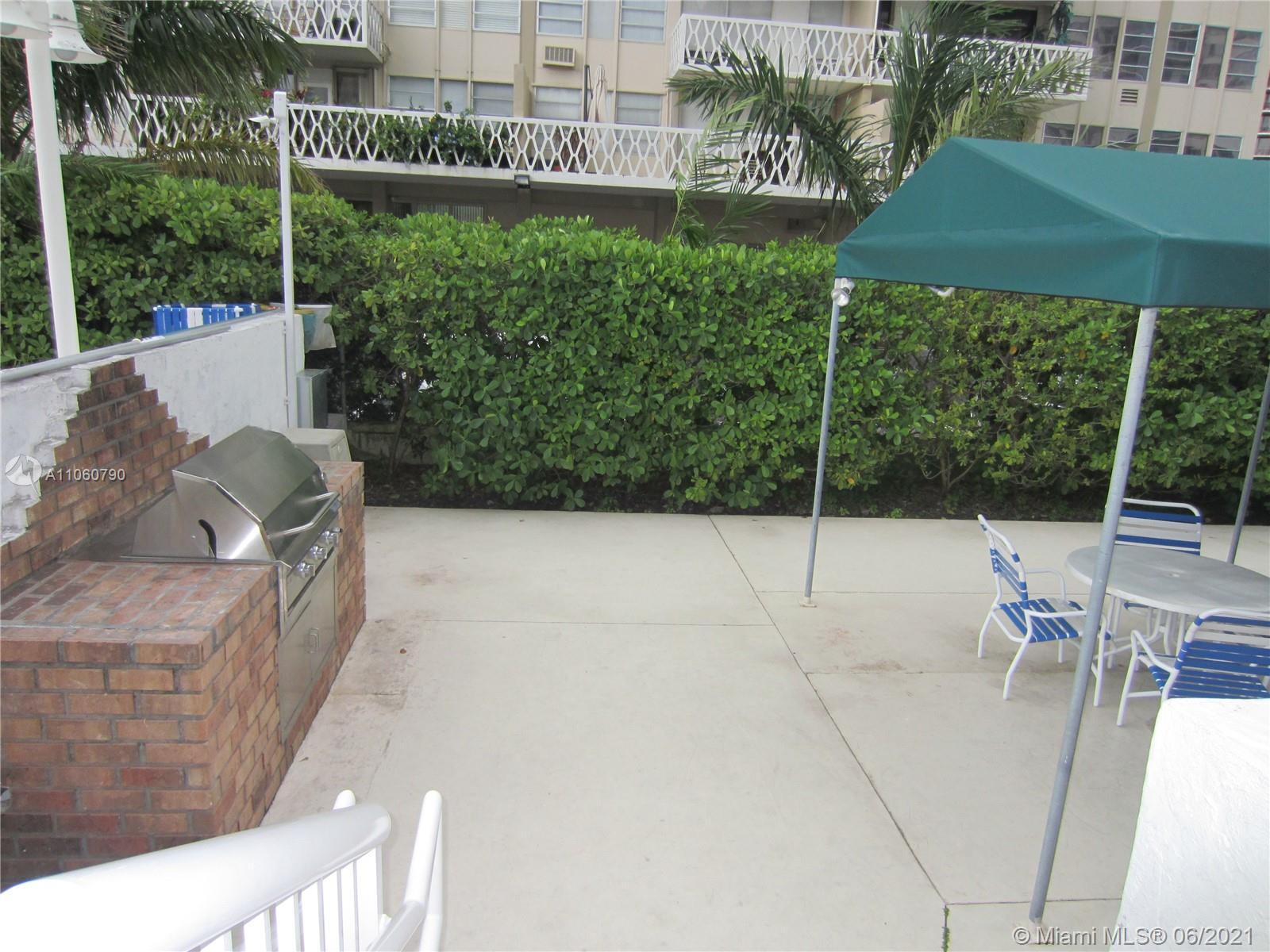 Building Photo - 1420 Brickell Bay Dr