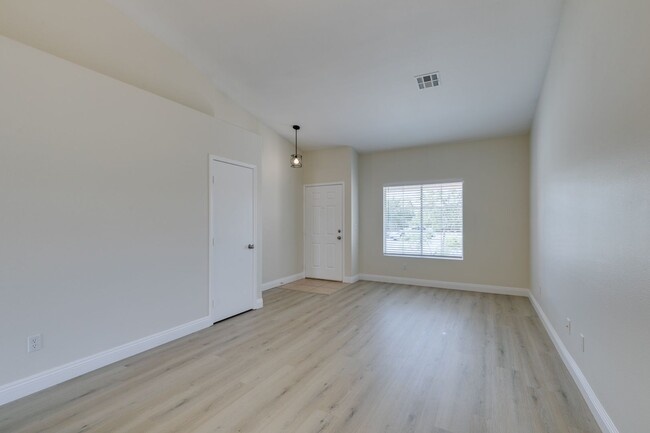 Building Photo - Gorgeous one story 3 bedroom 2 Bathroom Ho...