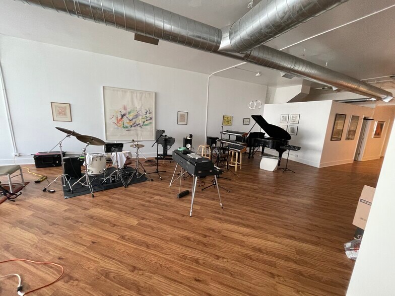 Building Photo - 738 N Clark St