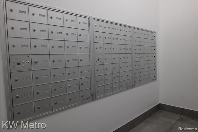 Building Photo - 350 N Main St