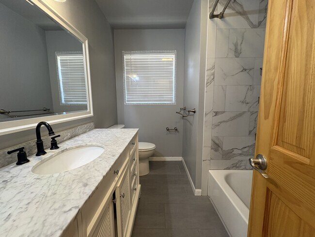 Building Photo - 1428 Avondale Dr