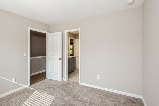 Building Photo - 15 Fieldcrest Dr