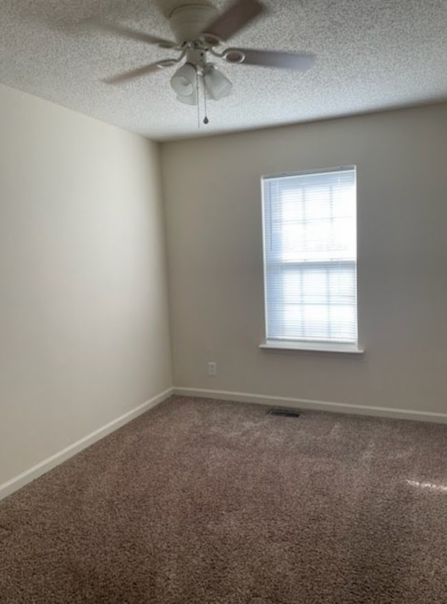 Building Photo - 1049 Mile High Dr