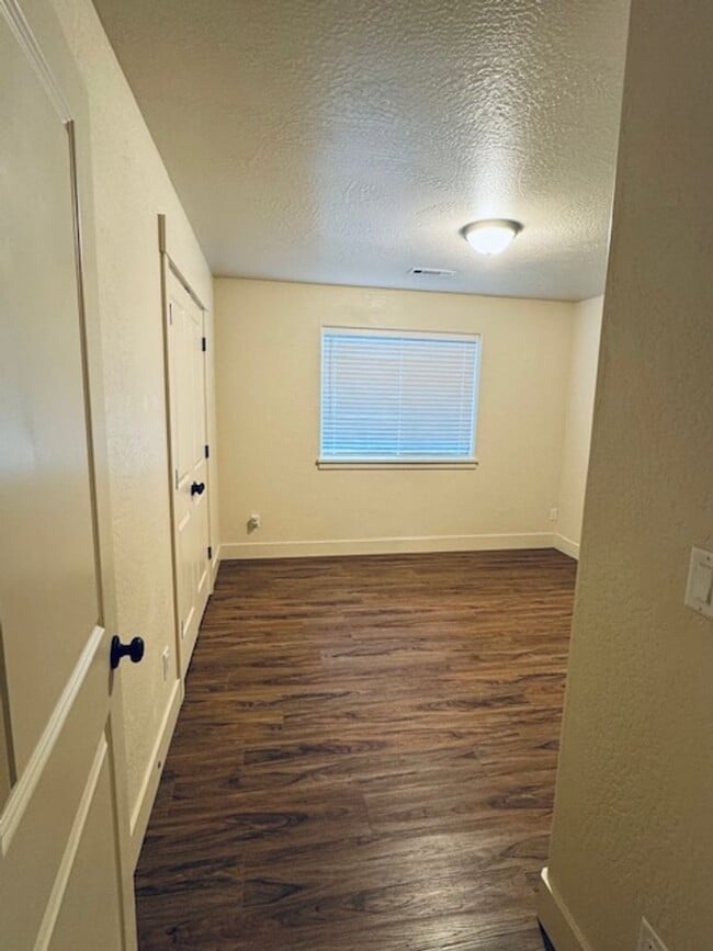 Building Photo - BM2613