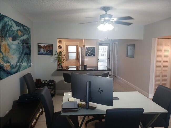 Building Photo - 400 Golden Isles Dr