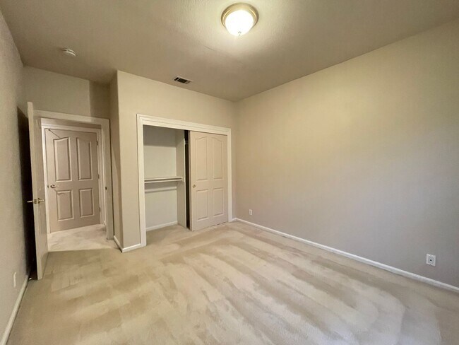 Building Photo - 2 Bed 2 Full Bath Townhome Style Apartment w/Attached Garage