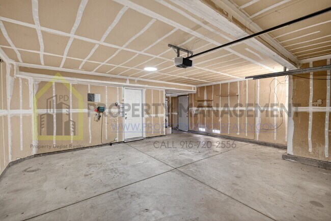 Building Photo - Spacious 3-Bedroom Retreat with 2.5 Baths in Prime Elk Grove Location