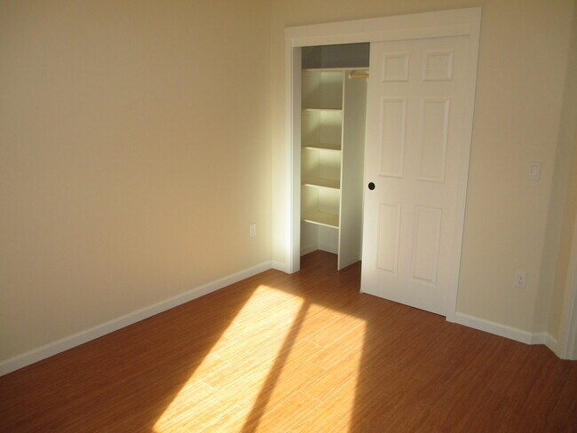 Building Photo - Beautiful Three Bedroom in South Salem