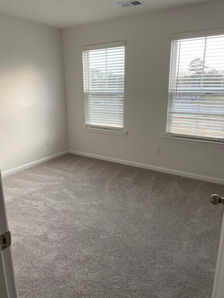 Building Photo - 4633 Forest Hills Dr