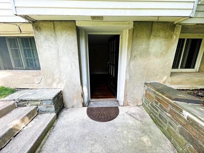 Building Photo - 705 E Seneca St