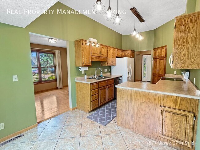 Building Photo - 2 Bedroom 2 Bathroom Home with Fenced In Y...
