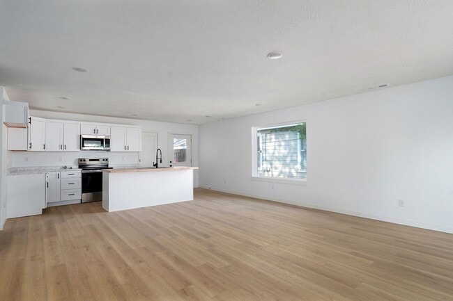 Primary Photo - College students welcome! Brand new 3 bedr...