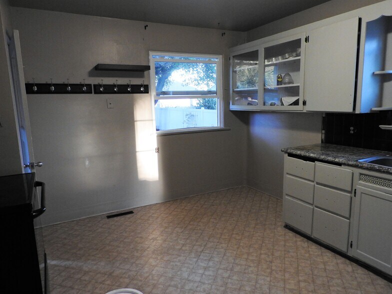 WALL 4 - KITCHEN - 4224 N Wall St