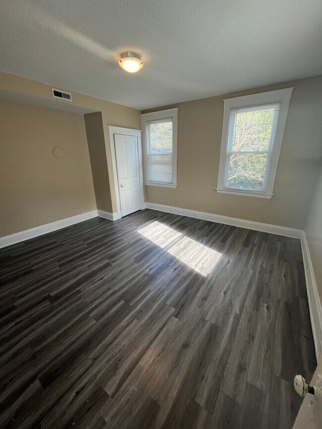 Building Photo - 235 Emming St