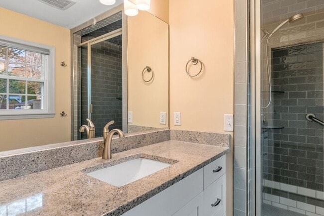 Building Photo - NW, Updated, Wood Floors, SS Appl., Den, D...