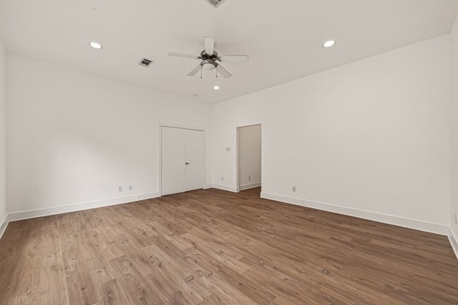 Building Photo - 724 Ruthven St